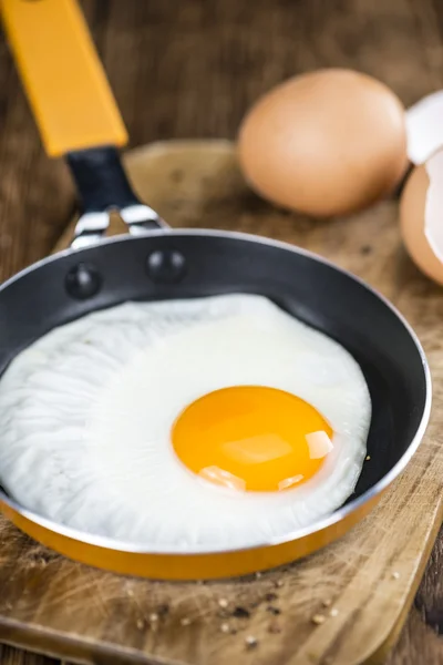 Stekt ägg på trä bakgrund — Stockfoto