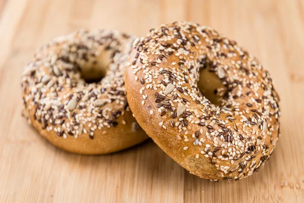 Bagels integrais em fundo de madeira — Fotografia de Stock