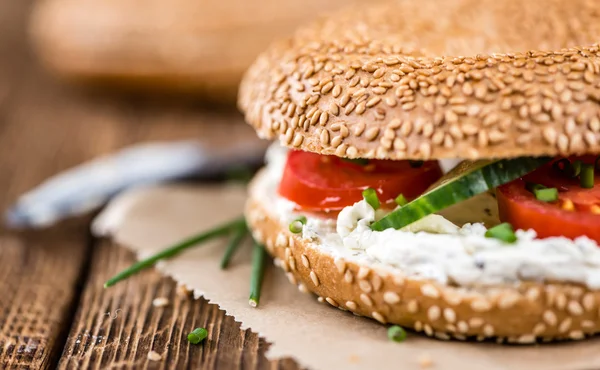 Bagel de sésamo con queso crema — Foto de Stock