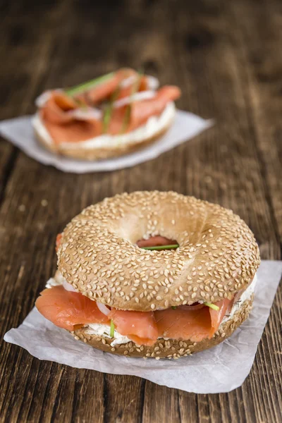 Bagel fresco com salmão — Fotografia de Stock