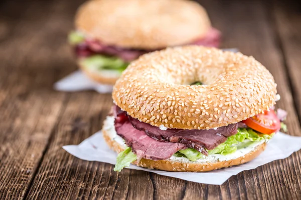 Bagel con arrosto di manzo — Foto Stock