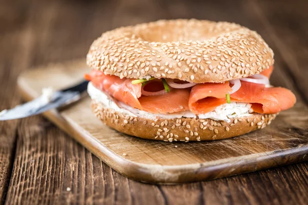 Panecillo fresco con salmón — Foto de Stock