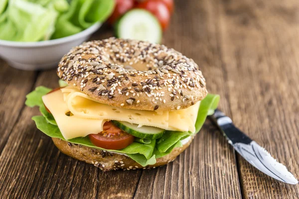 Bagel com queijo Gouda — Fotografia de Stock