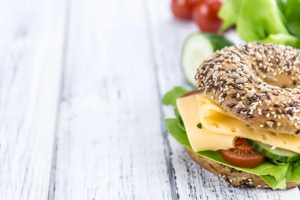 Bagel de pequeno-almoço na mesa — Fotografia de Stock