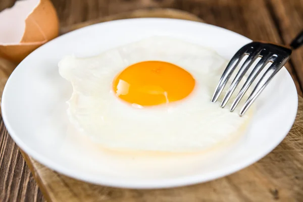 Houten tafel met gebakken ei — Stockfoto