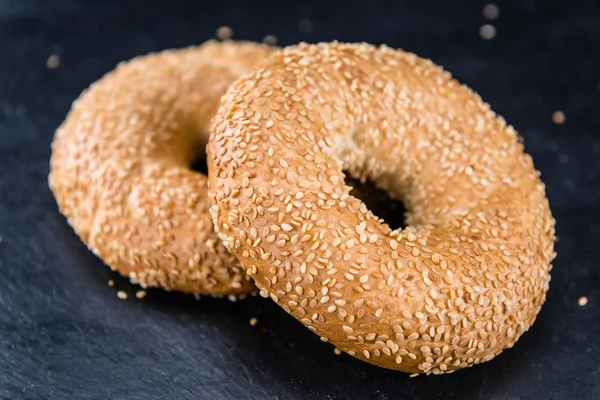 Bagels en mesa negra —  Fotos de Stock