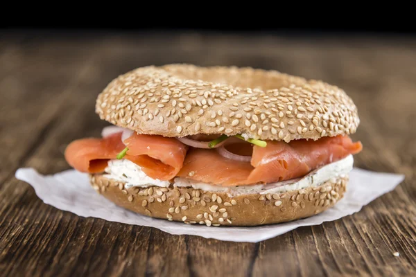 Panecillo fresco con salmón — Foto de Stock