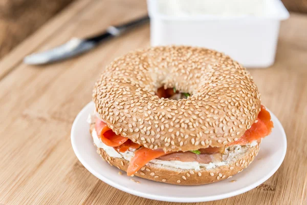 Salmão fresco em um Bagel — Fotografia de Stock