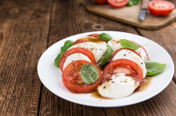 Mozzarella, Tomatoes dan Balasmico Dressing — Stok Foto