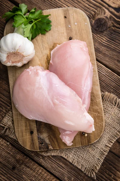 Кусочки свежих куриных филе — стоковое фото