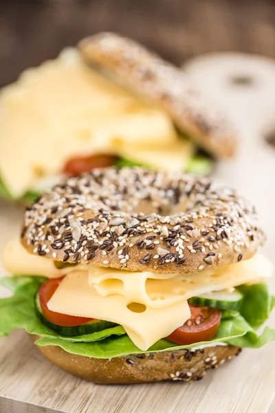 Bagel com queijo Gouda — Fotografia de Stock