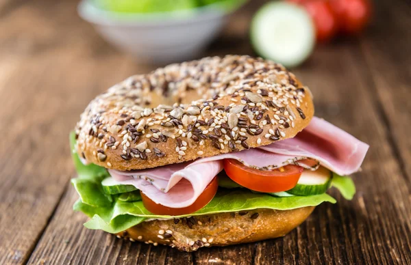 Table with Ham Bagel — Stock Photo, Image