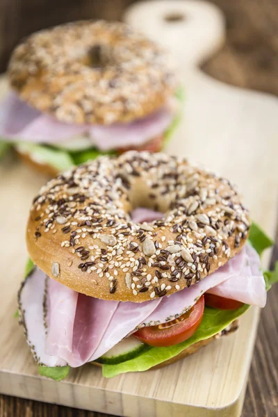 Färska gjorde Bagels med skinka — Stockfoto