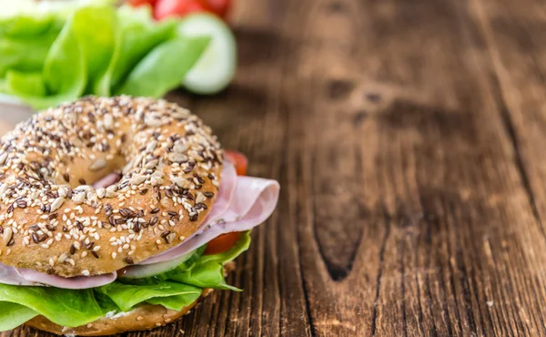 Bagel feito fresco com presunto — Fotografia de Stock