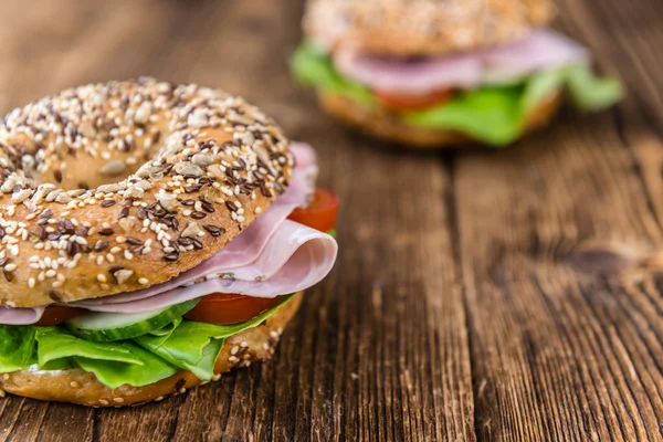 Bagels de café da manhã com presunto — Fotografia de Stock