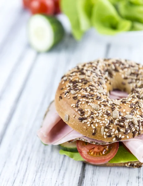 Bagel fresco com presunto — Fotografia de Stock