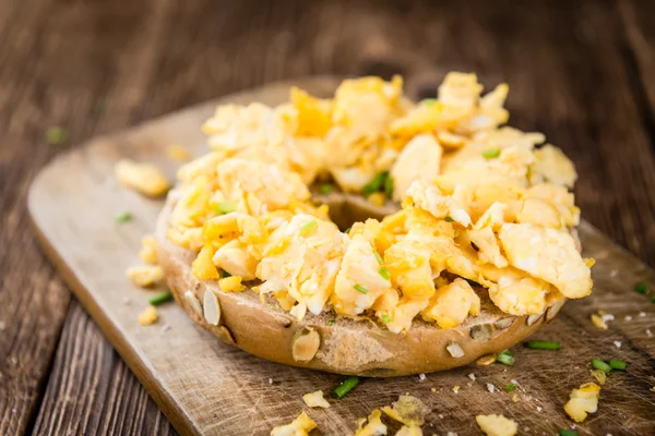 Bagel with Scrambled Eggs — Stock Photo, Image