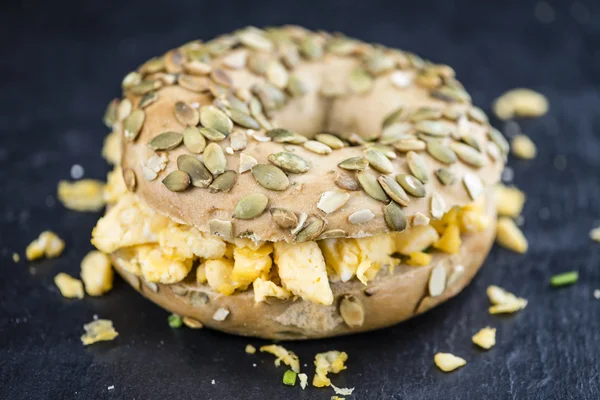 Breakfast Bagel with fried Eggs — Stock Photo, Image