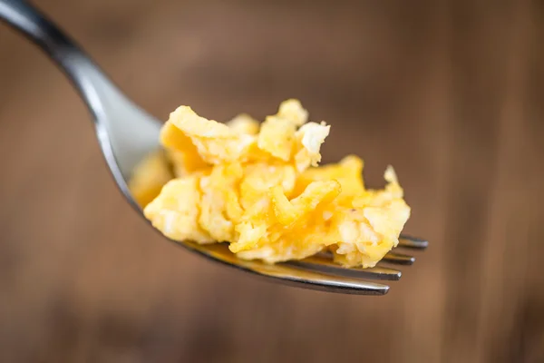 Huevos revueltos en un tenedor — Foto de Stock