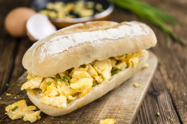 Mesa de madera con huevos revueltos —  Fotos de Stock