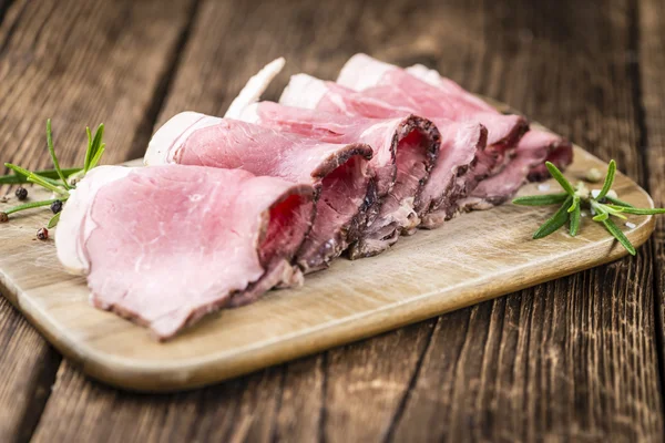 Deliciosa carne assada na mesa — Fotografia de Stock