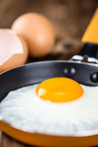 Table en bois avec oeuf frit — Photo