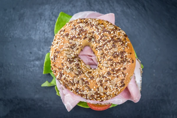 Bagel feito fresco com presunto — Fotografia de Stock