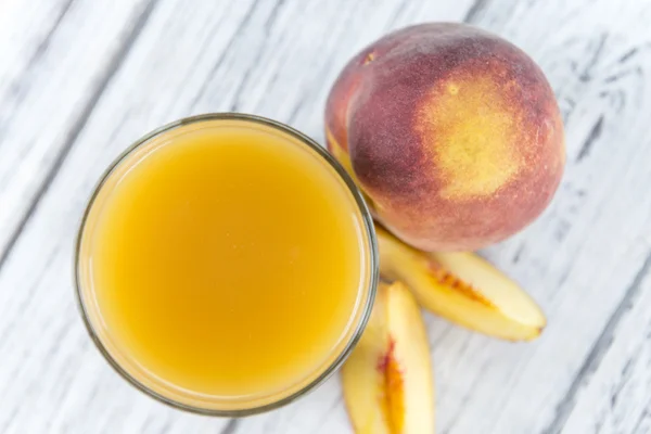 Verre de jus de pêche — Photo