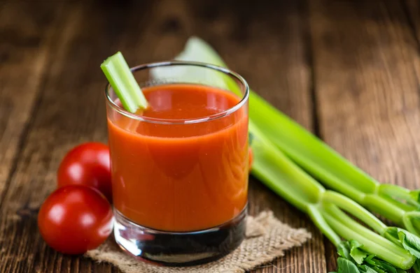 Frisch gepresster Tomatensaft — Stockfoto