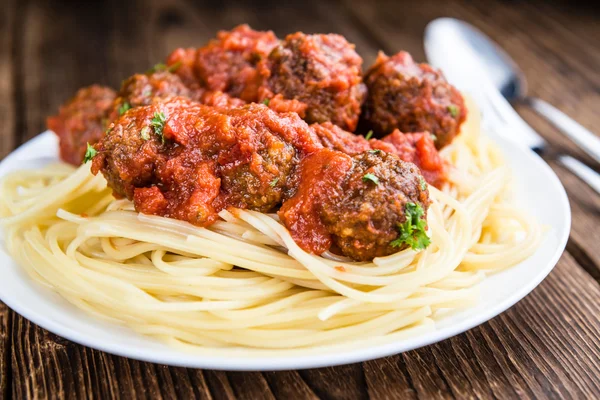 Espaguetis con albóndigas y salsa de tomate — Foto de Stock