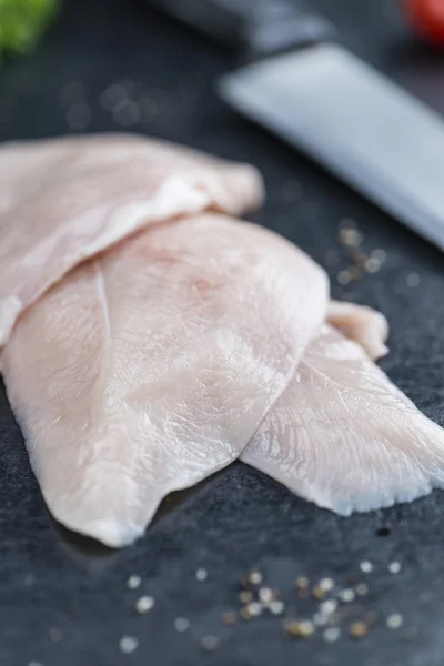 Rohe Hühnerschnitzel auf einer Schieferplatte — Stockfoto