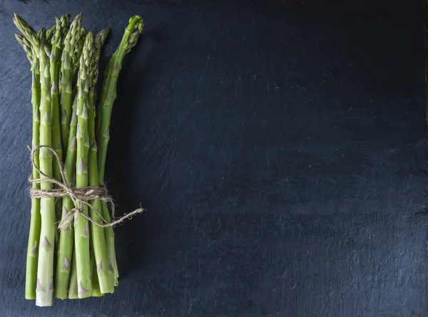 Grüner Spargel auf einer Schieferplatte — Stockfoto