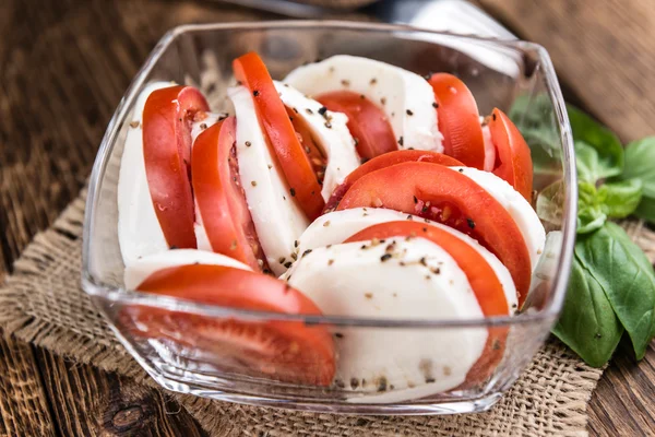 신선한 토마토와 모 짜 렐 라 치즈 — 스톡 사진