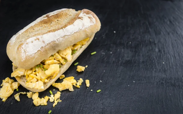 Bun with Scrambled Eggs — Stock Photo, Image