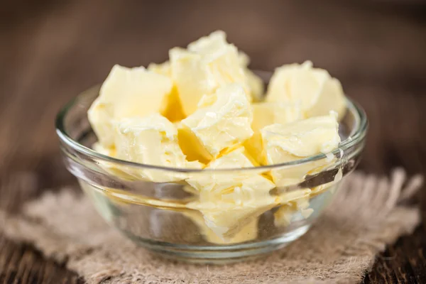 Tabela z kawałkami masła — Zdjęcie stockowe