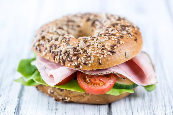 Bagel feito fresco com presunto — Fotografia de Stock