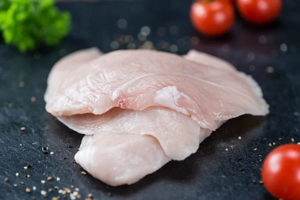 Costeletas de frango em uma laje de ardósia — Fotografia de Stock