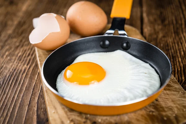 Houten tafel met gebakken ei — Stockfoto