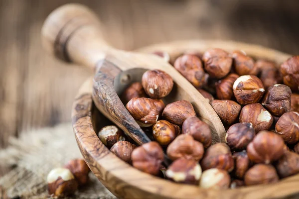 Орехи на винтажном деревянном столе — стоковое фото