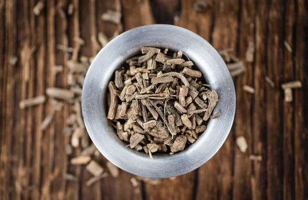 Raíces de valeriana en una mesa de madera —  Fotos de Stock