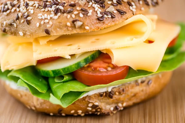 Bagel de pequeno-almoço com queijo — Fotografia de Stock