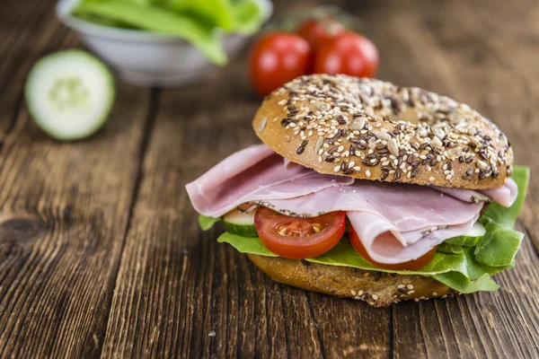 Aamiainen Bagel kinkulla — kuvapankkivalokuva