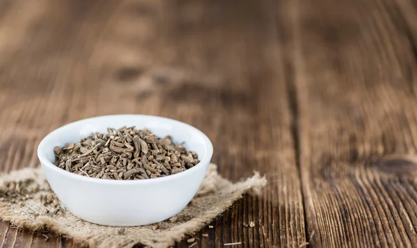 Raíces de valeriana en una mesa de madera — Foto de Stock