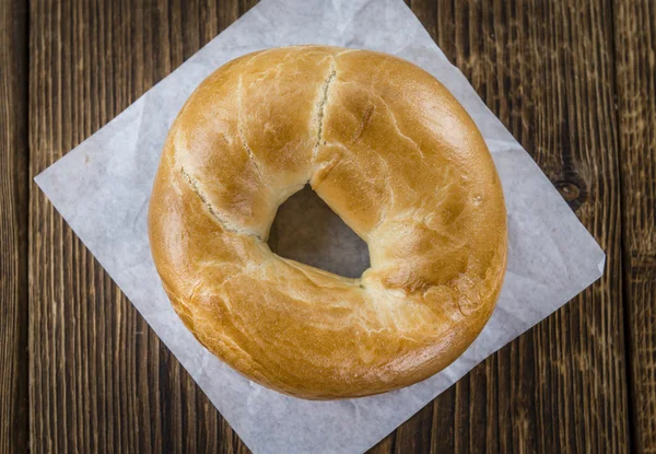 Bagel na drewnianym stołem — Zdjęcie stockowe