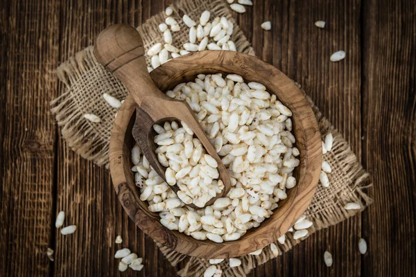 Alter Holztisch mit Puffreis — Stockfoto