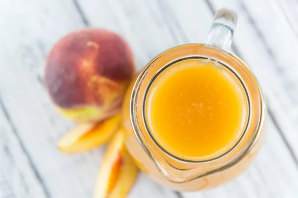 Стакан персикового сока — стоковое фото