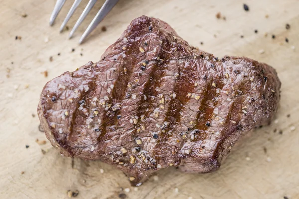 Carne de bovino grelhada com pimenta esmagada — Fotografia de Stock
