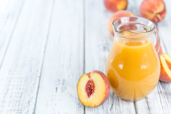 Стакан персикового сока — стоковое фото