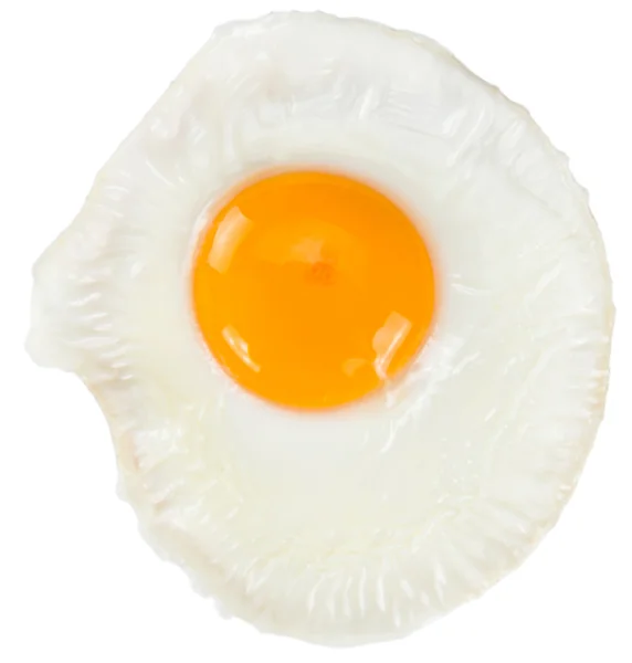 Жареное яйцо изолировано на белом — стоковое фото
