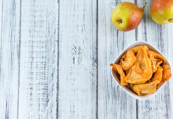 Kom met gedroogde peren — Stockfoto